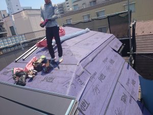 新しい屋根となる屋根材を葺いていきます